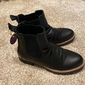 BRAND NEW Blowfish Chelsea boots